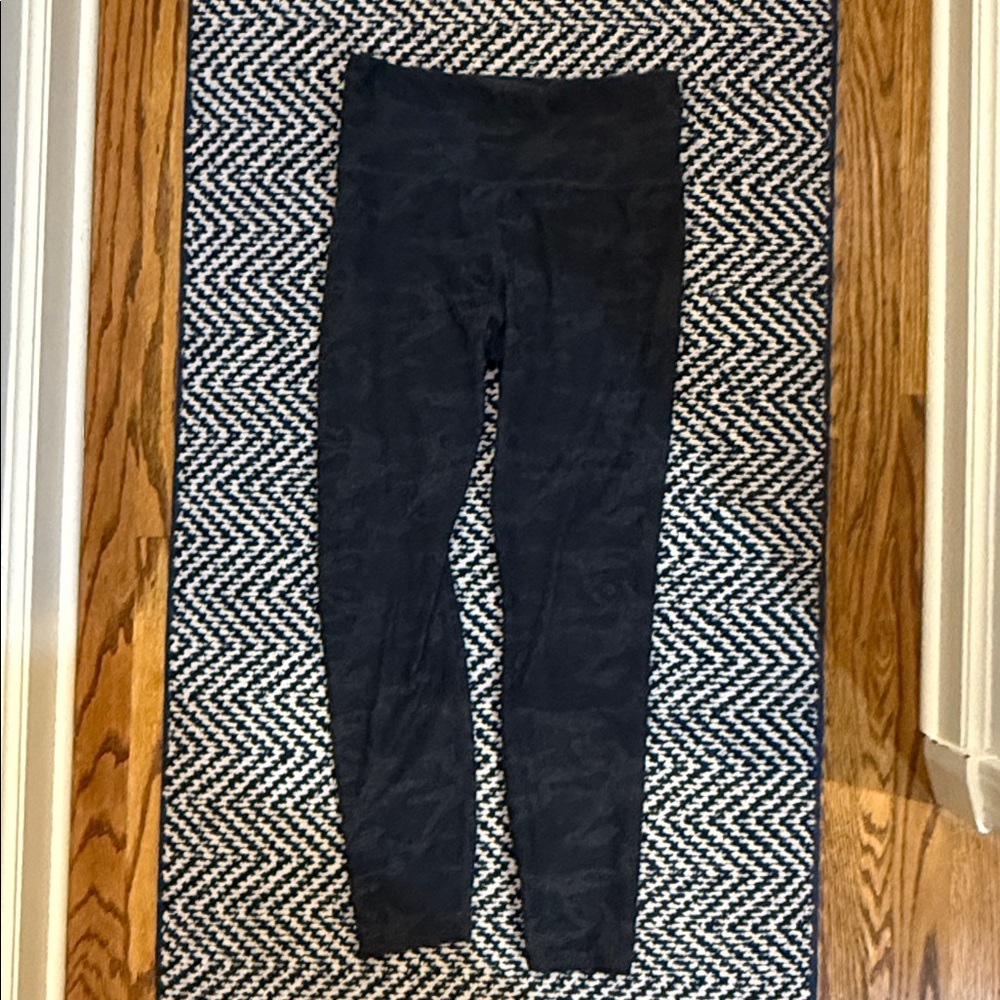 Black camo Vuori Womens Leggings size Medium.